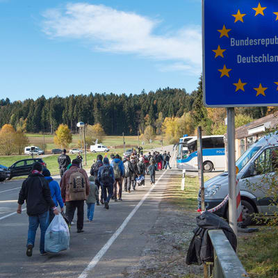 Pakolaiset kävelevät Itävallasta Saksaan.