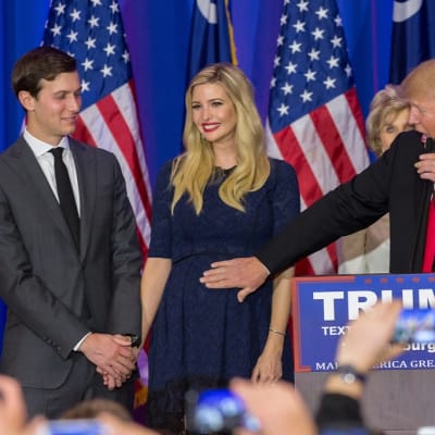 Donald Trump koskettaa hymyilevän, raskaana olevan Ivankan vatsaa. 
