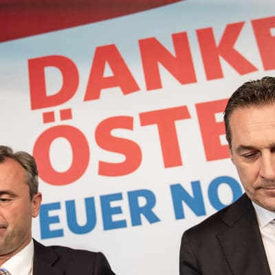 Presidenttiehdokas Norbert Hofer (vas.) ja FPÖ-puolueen johtaja Heinz-Christian Strache tiedotustilaisuudessa Wienissä tiistaina.