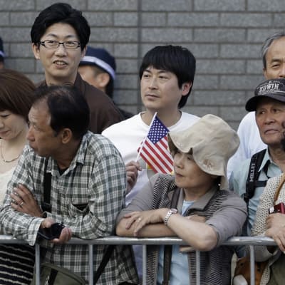 Ihmiset odottavat presidentti Obamaa lähellä Hiroshiman atomipommin uhrien muistomerkkiä. 