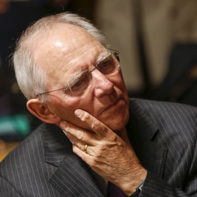 Wolfgang Schäuble nojaa vakavana poskeensa.