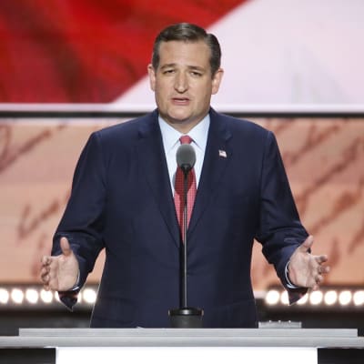 Ted Cruz kädet levällään puhujapöntössä
