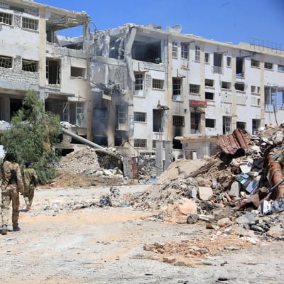 Syyrian hallituksen sotilaat partioivat al-Layramounin ja Bani Zeinin alueilla Aleppon pohjoisosissa.