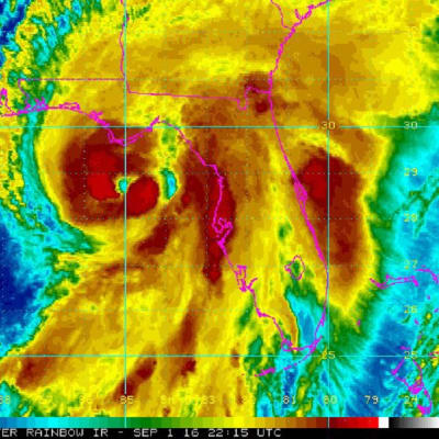 Myrskyä kuvaava satelliittikuva, jossa myrskyn keskus on kuvattu tummanpunaisella värillä, reuna-alueet keltaisella. Rannikko on kuvattu vaaleanpunaisella viivalla. Myrskyn keskus on aivan Floridan edustalla.