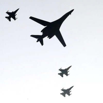 Toinen kahdesta Yhdysvaltain B-1B Lancer -pommikoneista neljän Etelä-Korean F-15K-hävittäjän saattelemana Osanin lentotukikohdan yllä Etelä-Koreassa 13. syyskuuta.