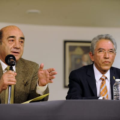Meksikon valtakunnansyyttäjä Jesus Murillo (vas.) ja Michoacan osavaltion kuvernööri Salvador Jara tiedotustilaisuudessa tiistaina.