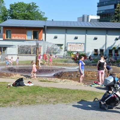 Turun Seikkailupuisto tarjoaa toimintaa lapsiperheille kesällä.