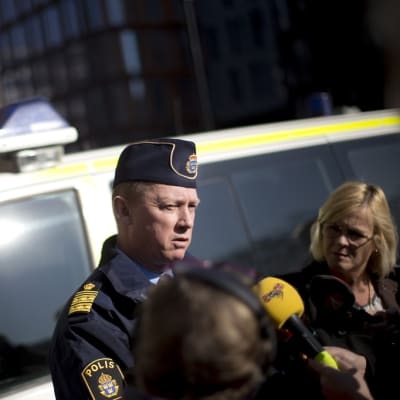 Ruotsin poliisi seisoo poliisiauton edessä antamassa haastattelua Göteborgissa.