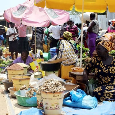 Naisia myymässä ruokatarvikkeita torilla Etelä-Sudanissa