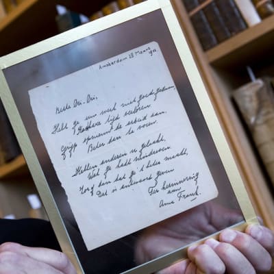Harvinainen käsinkirjoitettu runo Anne Frankilta, se on päivätty 28. maaliskuu 1942 eli hän oli kirjoittanut sen vähän ennen kuin piiloutui perheensä mukana natsien vainoja. Kirje myyytiin huutokaupassa Hollannissa 22. marraskuuta 2016.