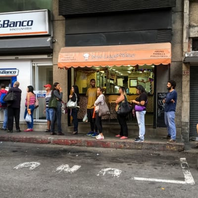 Ihmisiä jonottamassa venezuelalaisen pankin edessä