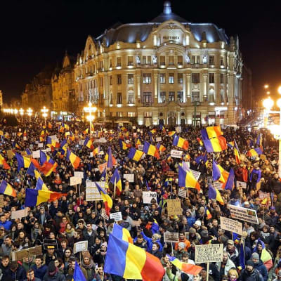 Tuhannet ihmiset osoittivat mieltään Timisoarassa, Romaniassa 4.2.2017.