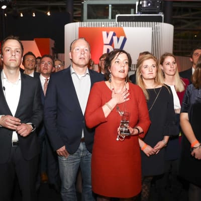 Pääministeripuolue VVD:n jäseniä odottamassa vaalituloksia Hollannissa.