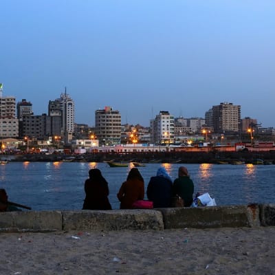 Palestiinalaisnaiset istuvat Gazan satamassa maaliskuussa 2017.