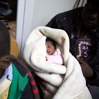 Muutaman viikon ikäinen vauva pelastettiin Italian rannikkovesiltä helmikuussa 2017.
