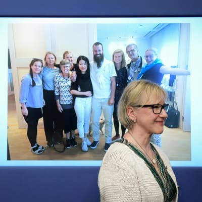 Ruotsin ulkoministeri Margot Wallström puhui tiedotustilaisuudessa, jonka seinälle oli heijastettu kuva Gustafssonin perheestä.
