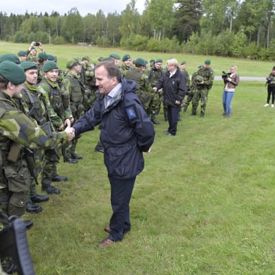 Ruotsin pääministeri Stefan Löfven kättelee sotilasta. Hänen takanaan kaempana kättelemässä on puolustusministeri Peter Hulqvist. 