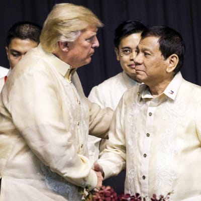 Trump ja Duterte kättelevät. Miehillä on yllään vaaleat aasialaistyyppiset puserot.