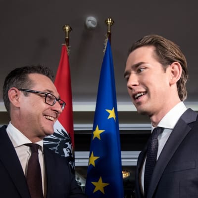 Kuvassa oikealla Sebastian Kurz ja vasemmalla Heinz-Christian Strache. Taustalla Itävallan ja EU:n liput. 