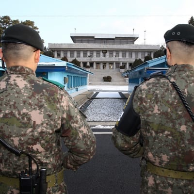 Kaksi eteläkorealaista sotilasta Panmunjomin rajakylässä.