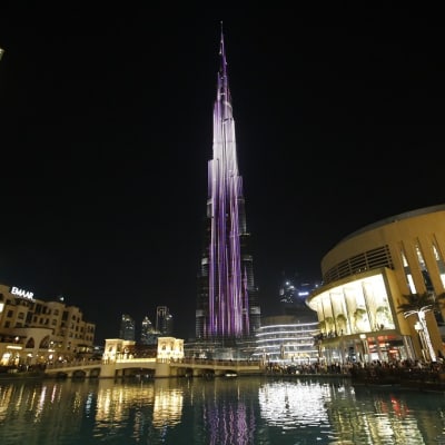 Öinen kuva Dubaista. Burj Khalifa on valaistu.