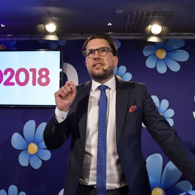 Åkesson puhuu vaalipäivän juhlatilaisuudessa.