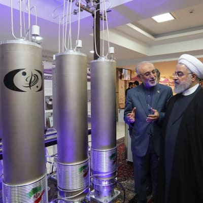 Kuvassa Iranin presidentti Hassan Ruhani tutustumassa ydinteknologiaan Teheranissa huhtikuussa. 