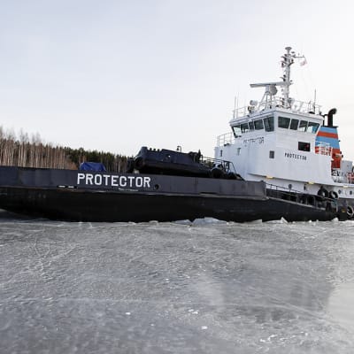 Jäänmurtaja Protector avaamassa Saimaan kanavaa lauantaina 5. huhtikuuta 2014.
