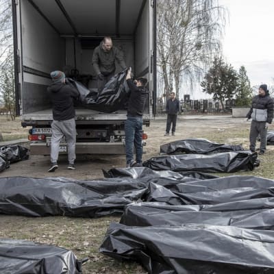 Ruumiita siirrettiin 6.4. kuorma-autoon Butšassa lähellä Kiovaa. 