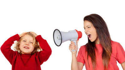 en mamma skriker på sitt barn med hjälp av en megafon
