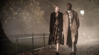 Ruth (Rosamund Pike) tillsammans med Seretse (David Oyelowo).