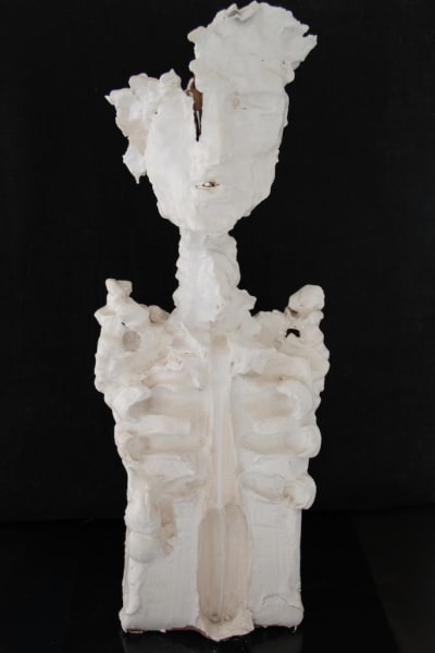 En staty i vitt gips eller lera