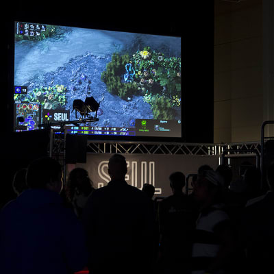 Katsojat jännittämässä Starcraft 2-turnausta Assembly Summer 2014 -tapahtumassa