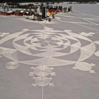 Lumeen tampattu taiteellinen kuvio