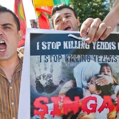 Jezidier demonstrerar mot Isis dödande av den irakiska minoriteten