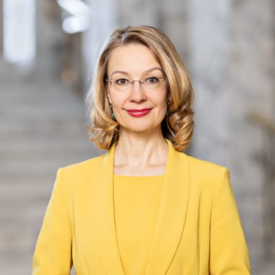 Oululainen Tytti Tuppurainen eduskuntavaalien ehdokaskuvassaan.