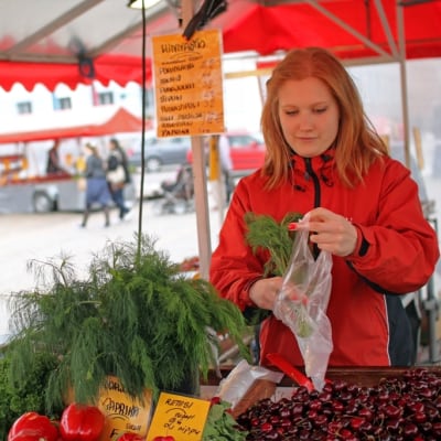 Susanne Nybergh säljer dill på Salutorget i Helsingfors