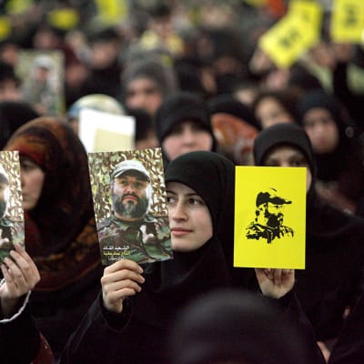 Libanonilaiset šiiamuslimit pitelivät Hizbollah-johtaja Imad Mughniyehin kuvia hänen kunniakseen järjestetyssä muistotilaisuudessa Beirutissa helmikuussa 2008.