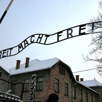 Auschwitz-Birkenaun keskitysleirin pääportti.