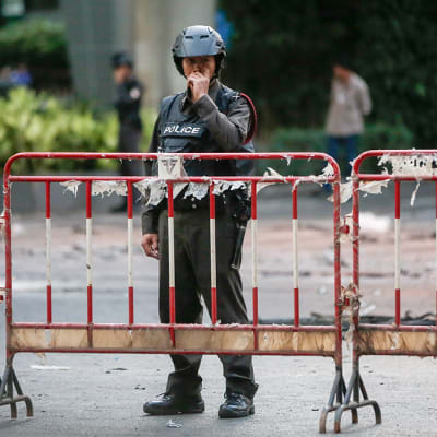 Poliisi seisoo vartiossa räjäytyksen jälkeisenä päivänä.