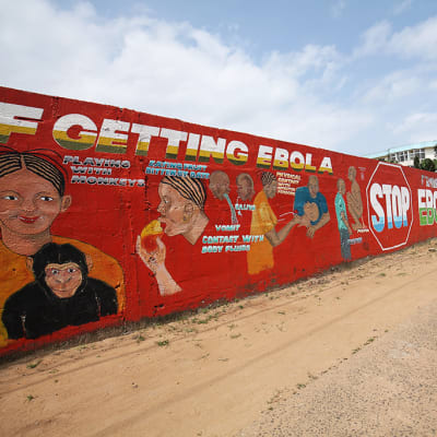 Ebolasta varoittava seinämaalaus Liberian pääkaupungissa Monroviassa.