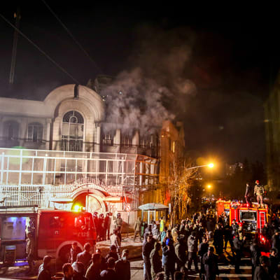 Iranilaiset osoittivat mieltään shiialaisen uskonoppineen Nimr al-Nimrin teloituksen seurauksena sytyttämällä Saudi-Arabian suurlähetystön tuleen Teheranissa Iranissa 2. tammikuuta 2016. 