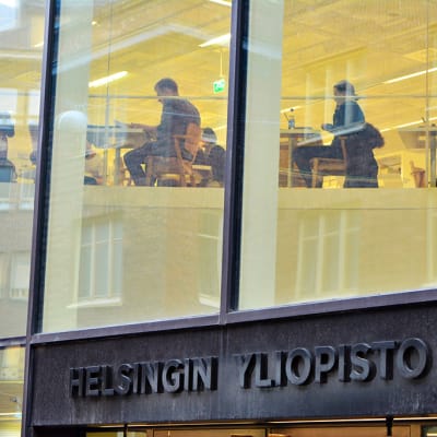 Opiskelijoita Helsingin yliopiston Kaisa-talon kirjastossa.