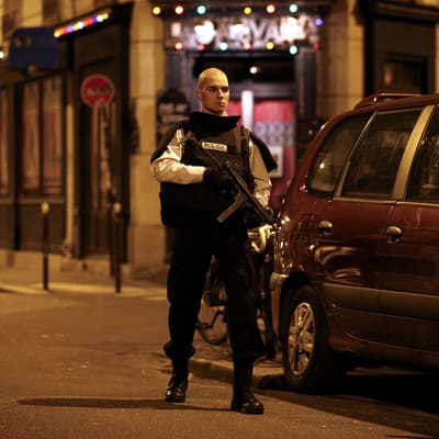 Poliisi vartiossa lähellä ampumavälikohtauksen tapahtumapaikkaa Pariisin keskustassa.