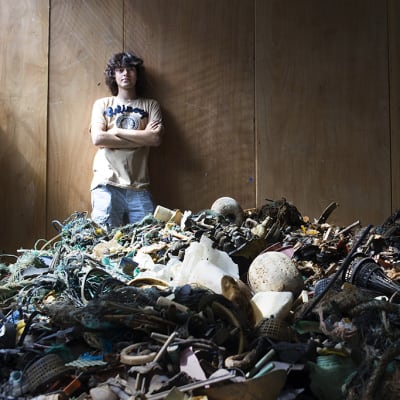 19-vuotias hollantilaismies Boyan Slat on keksinyt keinon, jolla valtamerestä voitaisiin siivota muovijätettä.