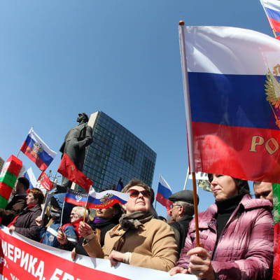 Venäjä-mieliset osoittivat mieltään Donetskissa 6. huhtikuuta 2014.