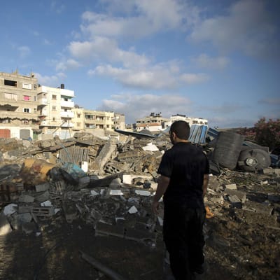 Palestiinalaismies tutki ilmaiskujen tuhoja Gazassa torstaina.