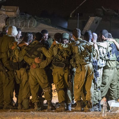 Israelin armeijan sotilaat valmistautuivat taisteluihin Gazan rajalla lauantaina 19. heinäkuuta.