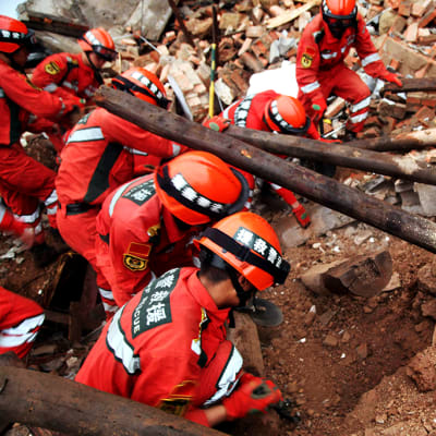 Pelastajat etsivät eloonjääneitä maanjäristyksen jäljiltä Yunnanin maakunnassa.