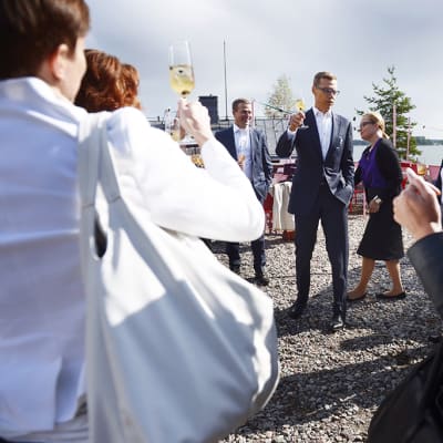 Pääministeri Alexander Stubb puhumassa ministereilleen Lonnan saarella Helsingissä perjantaina 22. elokuuta 2014. Hallitus kokoontui Lonnaan keskustelemaan Suomen ajankohtaisista sekä pidemmän aikavälin taloudellisista ja sosiaalisista haasteista. 